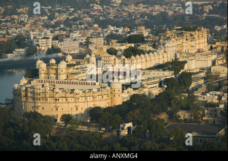 L'INDE, Rajasthan, Udaipur : complexe City Palace / Matin de Devi Temple Hill Banque D'Images