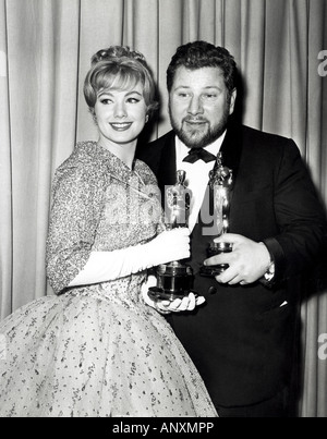 PETER USTINOV avec Shirley Jones quand ils ont gagné la Meilleure Actrice et Meilleur acteur de soutien aux Oscars en 1961 Banque D'Images