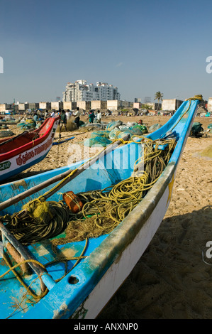 L'INDE, le Tamil Nadu, Chennai : Marina Beach, des bateaux de pêche Banque D'Images