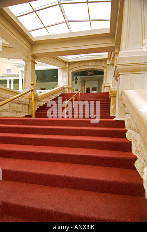 Escalier moquette rouge au French Lick Springs Resort and Casino un hôtel de luxe à French Lick Springs Indiana Banque D'Images