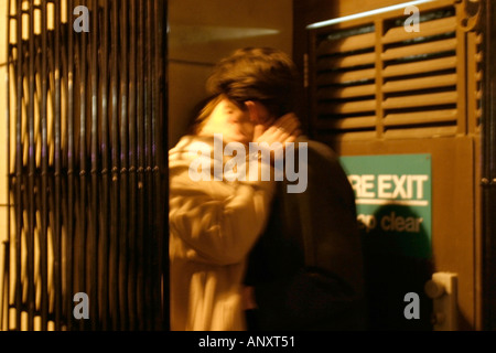 Couple sur un vendredi soir dans le West End de Londres Model releasedJUSTIN LEIGHTON Banque D'Images