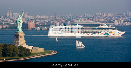 Le navire de croisière Norwegian Dawn laissant passé la ville de New York la Statue de la Liberté Banque D'Images