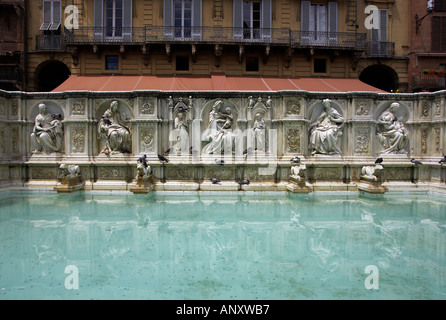 Fonte Gaia dans la Piazza del Campo Banque D'Images