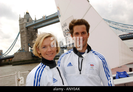 Shirley Robertson, OBE, et Ben Ainsley, OBE, les médaillés d'or olympique de voile Banque D'Images