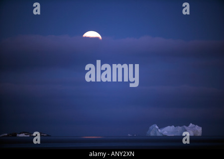 L'antarctique, Péninsule Antarctique, l'Antarctique Sound. Les icebergs tabulaires lune sur le son. Banque D'Images