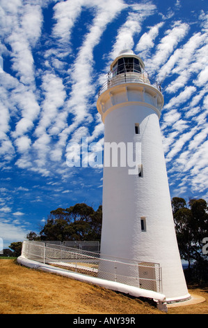 L'Australie, la Tasmanie, Wynyard. Phare du Cap sur la table avec les formations de nuages de maquereau. Banque D'Images