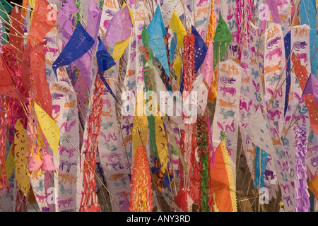 L'Asie, THAÏLANDE, Chiang Mai, priant avec les drapeaux calendrier annuel sur elle Banque D'Images