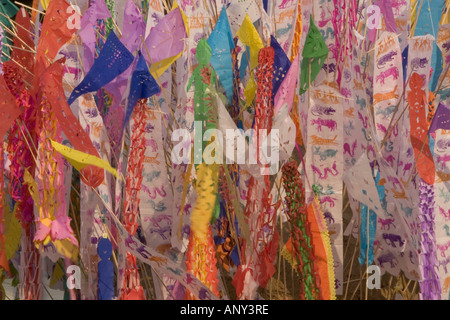 L'Asie, THAÏLANDE, Chiang Mai, priant avec les drapeaux calendrier annuel sur elle Banque D'Images