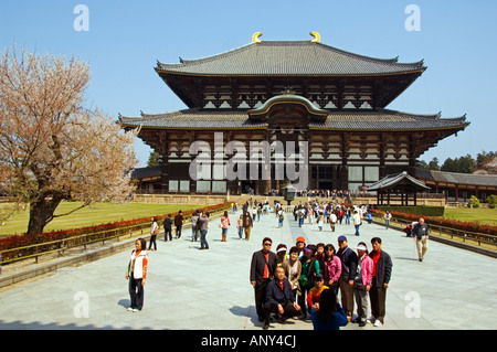 Le Japon, l'île de Honshu, Préfecture de Nara, la ville de Nara. Les touristes au temple Todaiji. Temple Todaiji a été construit en 752. Banque D'Images