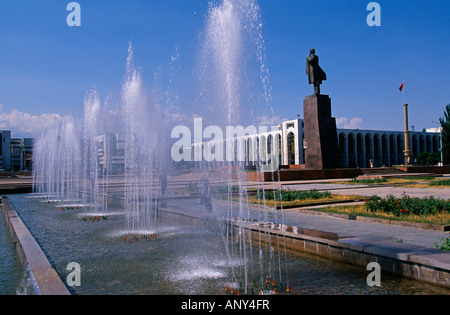 Le KIRGHIZSTAN, Bichkek. Statue de Lénine en Ala-trop carré. A l'origine, Bichkek a été appelé Pichpek. Banque D'Images