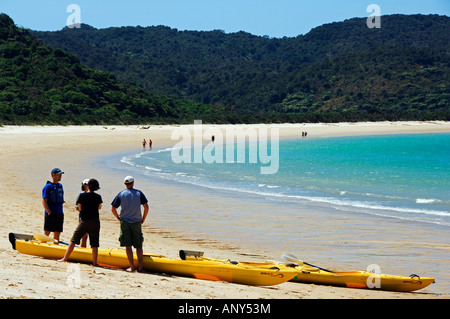 Nouvelle Zélande, île du Sud, Nelson. Kayak à Onetahuti Beach au parc national Abel Tasman. Nommé d'après l'explorateur hollandais. Banque D'Images