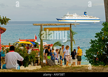 Pacifique Sud, les Îles Fidji, Kadavu. Bateau de croisière les passagers arrivant sur l'île de Dravuni. Banque D'Images