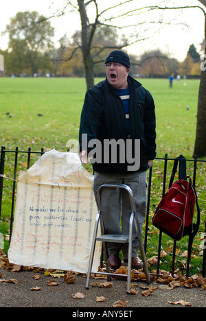 Speakers Corner portrait d'un homme crier sur une échelle Londres Banque D'Images