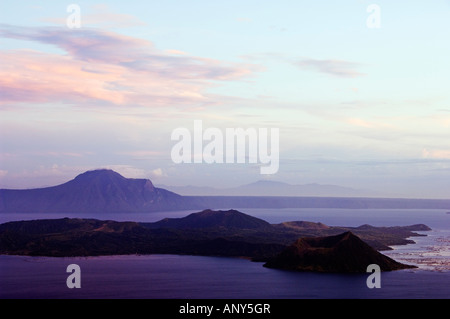 Philippines, Luzon, Batangas, Talisay. Le lac Taal et le Volcan Taal au coucher du soleil. Banque D'Images