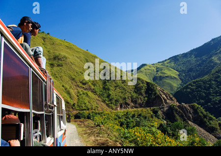 L'île de Luzon, aux Philippines, la cordillère de montagnes, Mountain Province. Équitation Les passagers en haut d'un bus. Banque D'Images
