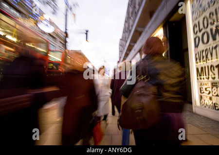 Les personnes se déplaçant à pied et floue dans Oxford Street à Londres Banque D'Images
