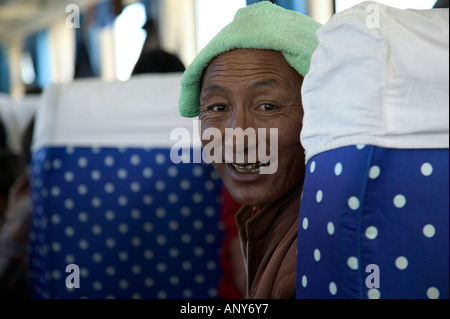 Un passager tibétain du métro/train Qinghai-Xizang, le chemin de fer le plus élevé du monde, le Tibet Banque D'Images