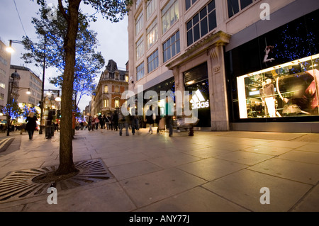 Magasin adidas d'Oxford Street,la lumière de décoration de Noël à Londres le soir Banque D'Images