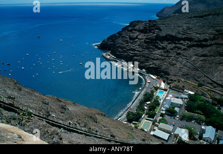 Saint Helena, la baie James, de Jamestown. Vue sur la Baie James et du secteur riverain de Jamestown haut de l'échelle de Jacob. Banque D'Images