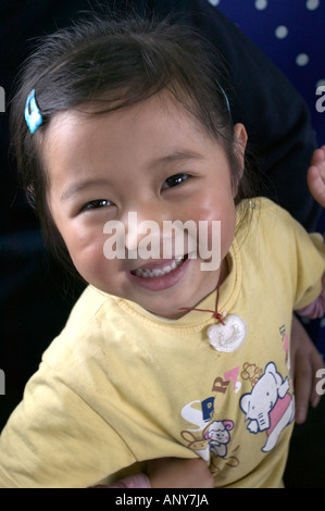 Fille tibétaine passager sur le métro/train Qinghai-Xizang, le chemin de fer le plus élevé du monde, le Tibet. Banque D'Images