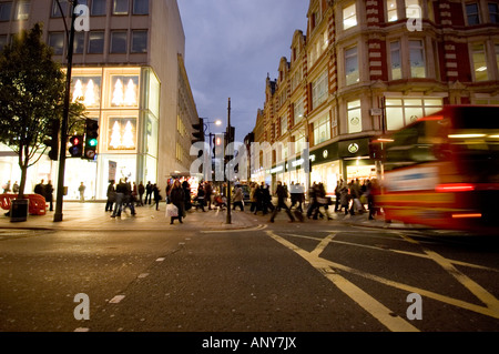 Passage pour piétons, un bus rouge dans Oxford Street à Londres la nuit Banque D'Images