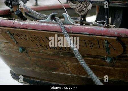 Johanna Lucretia de Plymouth. Cette topsail schooner a été construit en 1945 en Belgique comme un navire de pêche. Elle a été convertie à des fins récréatives en 1954 et est basée en Hollande pendant 35 ans. En 1989, elle a été acheté par la propriétaire et entièrement réaménagé en 1991-1992 pour devenir un somptueux bateau de croisière fournissant à la fois le charme du vieux monde et équipements modernes. Le port de Gloucester, Gloucester, Gloucestershire, Angleterre Banque D'Images