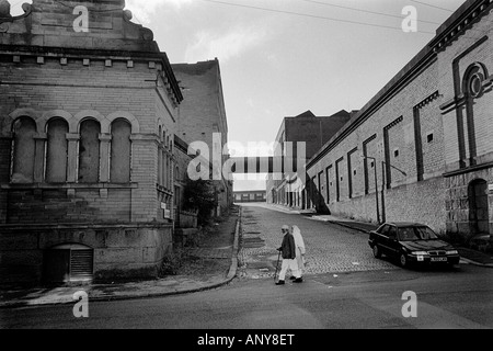 Un couple de personnes âgées autour de Manningham Mill, Bradford, Royaume-Uni Banque D'Images