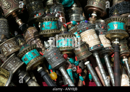 Roues de prière bouddhiste pour la vente, quartier du Barkhor marché, Lhassa, Tibet, Chine Banque D'Images