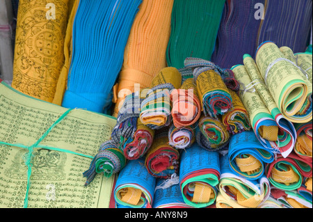 Les drapeaux de prières colorés à vendre, quartier du Barkhor marché, Lhassa, Tibet, Chine Banque D'Images