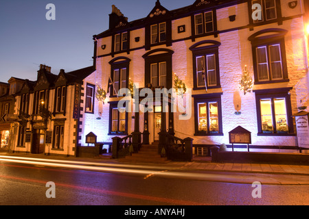 Les lumières de Noël de saison sur la nuit à l'extérieur de la Buccleuch Arms Hotel Moffat sur High Street Scotland UK Banque D'Images