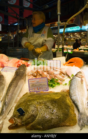 Poissonnier au marché de la Boqueria à Barcelone Catalogne Espagne UE Banque D'Images