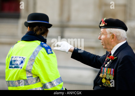 Vétéran homme avec des médailles parler à une femme de la police à l'occasion de Londres sont morts à la guerre Banque D'Images