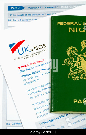 UK Formulaire de demande de visa et passeport nigérian Banque D'Images