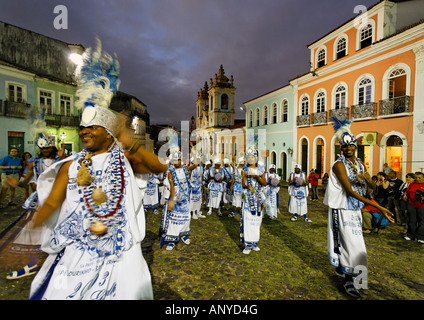 Les danseurs de samba devant iglesias rosario dos Pretos dans le Pelourinho, dans la belle ville de Salvador dans l'Etat de Bahia au Brésil Banque D'Images