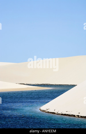 Avis de Lagoa Azul dans desert dunes de sable blanc du Parc National Lençois Maranheses au Brésil Banque D'Images