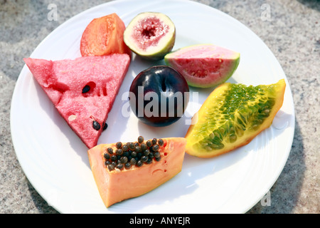 De détails exotiques de fruits brésiliens composent de papaye pastèque prune, goyave kaki et fig Banque D'Images