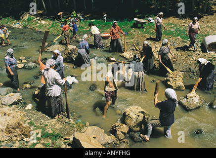 La femme lave-linge dans un ruisseau, Bitlis la Turquie. Banque D'Images