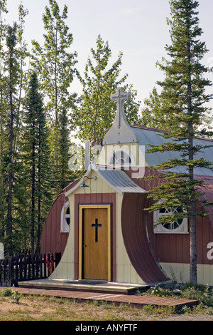 Notre Dame de Grace Church, Beaver Creek, au Yukon, a été construit en 1961 à partir d'une hutte quonset. Banque D'Images