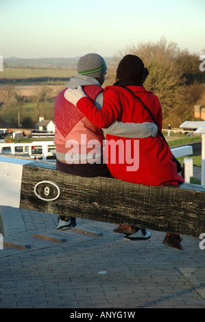Couple de blocage de bras à Foxton Locks, Leicestershire, England, UK Banque D'Images