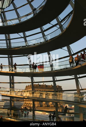 Les personnes qui se promeent autour de la passerelle en spirale autour de l'intérieur de Le dôme sur le toit du bâtiment Reichstag Berlin Banque D'Images