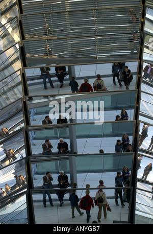 Les personnes qui se promeent autour de la passerelle en spirale autour de l'intérieur du Dôme sur le toit du Reichstag Banque D'Images