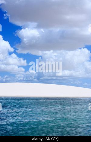 Avis de Lagoa Azul dans desert dunes de sable blanc du Parc National Lençois Maranheses au Brésil Banque D'Images