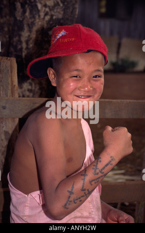 Garçon moine avec tatouages pour la bonne chance. Hsipaw, Shan State, Myanmar (Birmanie). Banque D'Images