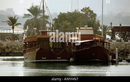 Deux dhows traditionnels en bois amarrés dans le port de plaisance, la ville d'Abu Dhabi, UAE Banque D'Images