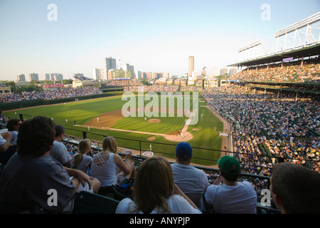 L'ILLINOIS Chicago foule dans les peuplements à Wrigley Field regarder nuit jeu stade pour l'équipe de baseball professionnel Chicago Cubs Banque D'Images