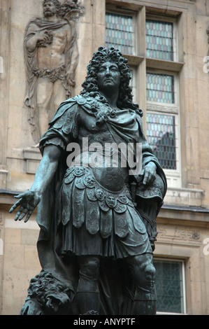 France, Paris, statue de Louis XIV au Musée Carnavalet cour intérieure Banque D'Images