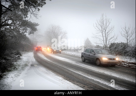 Conduite automobile dans la neige près de Wotton under Edge GLOUCESTERSHIRE UK Banque D'Images