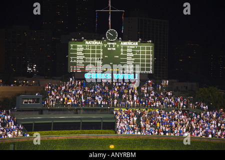 L'ILLINOIS Chicago Cubs gagner sur tableau de bord dans la zone des gradins du stade Wrigley Field de Chicago Cubs équipe professionnelle de baseball Banque D'Images