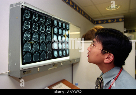 Médecin de l'hôpital de Guy regardant les résultats des rayons X à l'écran, Londres, Royaume-Uni. Banque D'Images