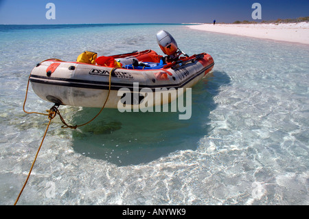 Petit bateau et sauvages de la côte est du cap Farquhar Ningaloo Reef Marine Park Australie Occidentale Aucun PR Banque D'Images